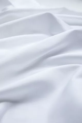 Satiinilakana Valkoinen