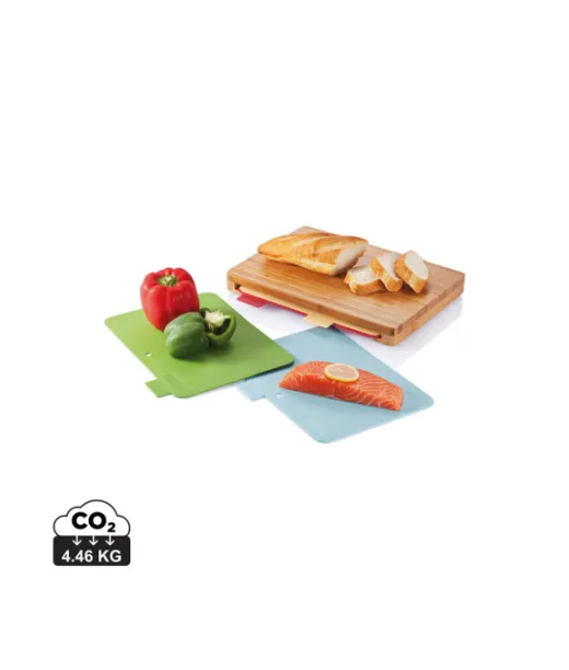 Bambuinen Leikkuulauta Ja 4 Muovista Leikkuulautaa Ruskea